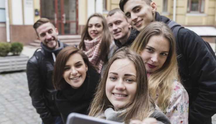 Mensen maken een groupselfie tijdens stadswandeling Amersfoort